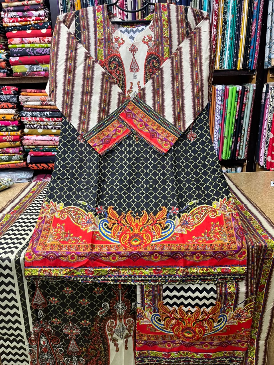Vibrant 3-Piece Printed Lawn Suit with Farshi Shalwar