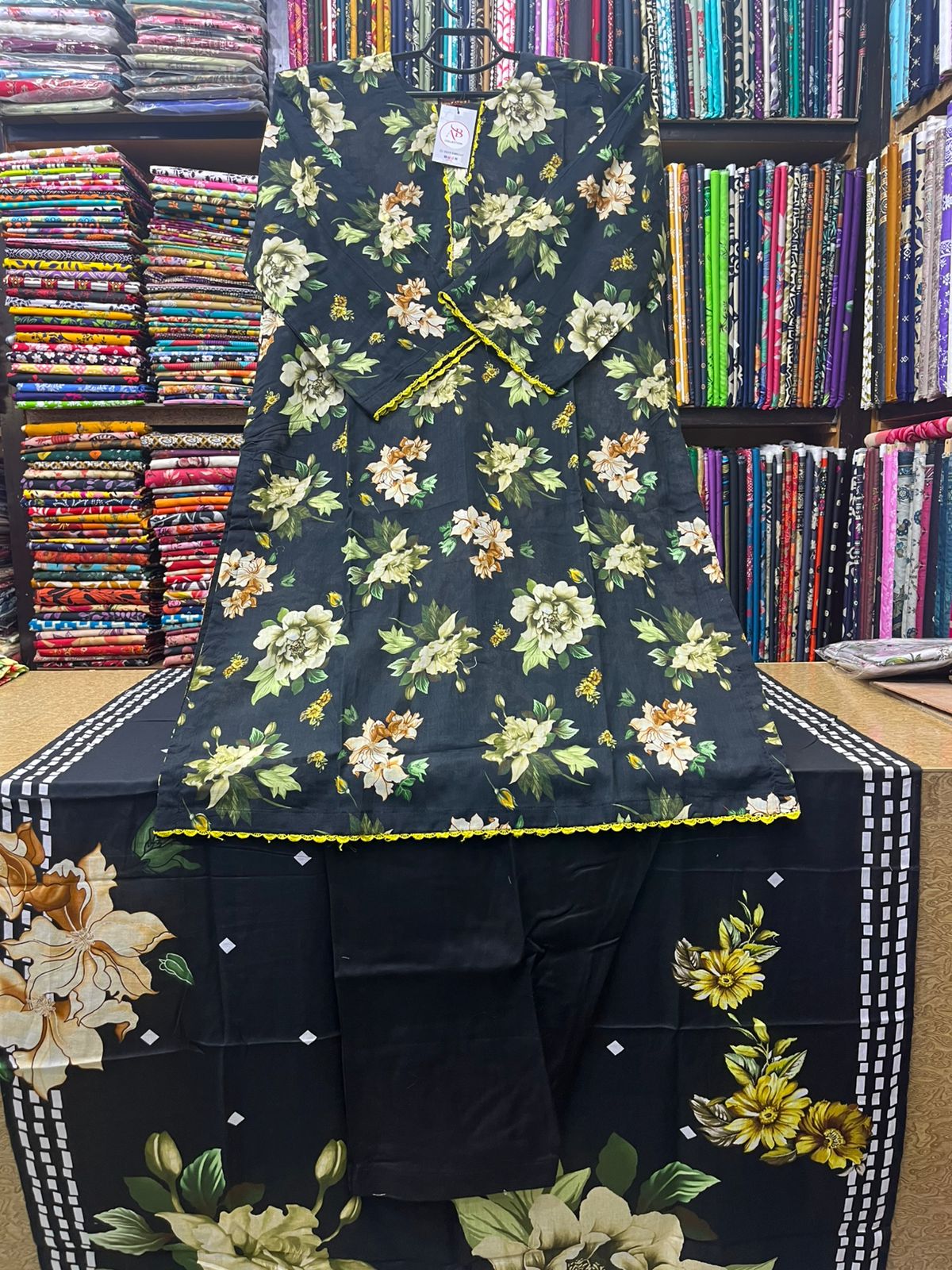 Elegant 3-Piece Floral Printed Lawn Suit (Black)