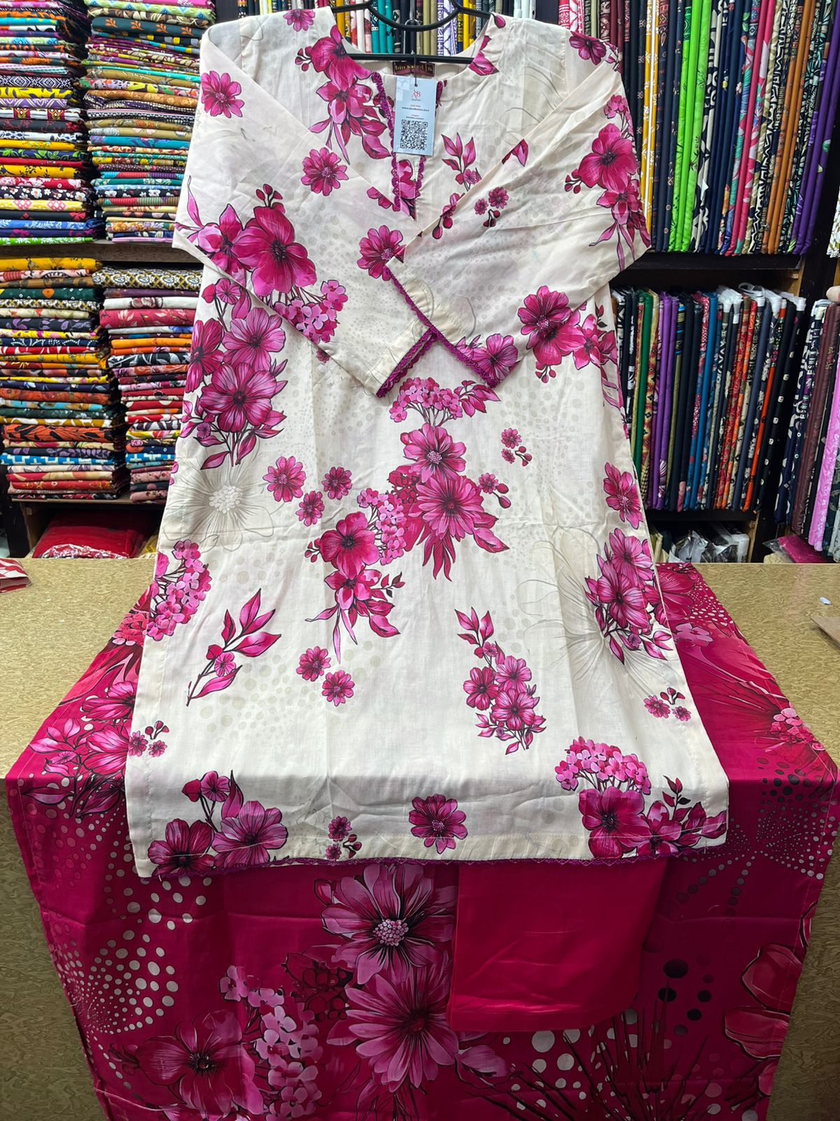 Refreshing Off-White & Magenta Floral 3pc Lawn Suit