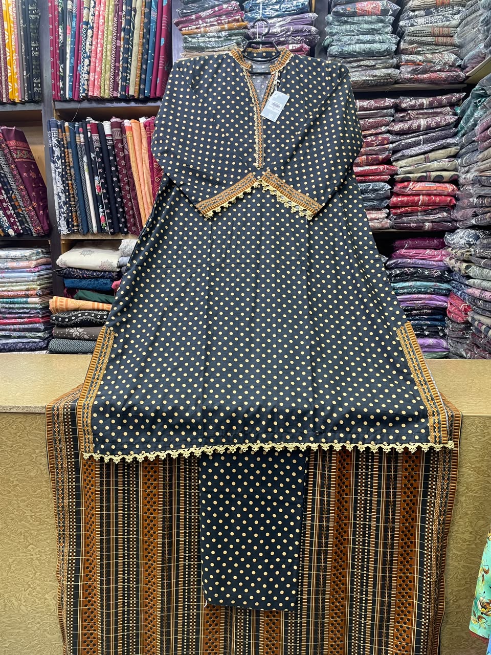 Bin Saeed Printed Khaddar 3-Piece Suit – Classic Jet Black & Gold Polka Dot Long Kaftan (Shirt Length 45+ Inches)