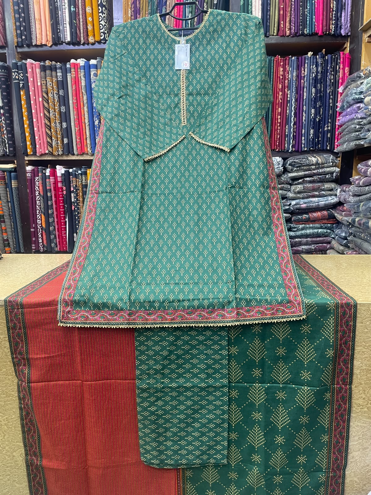 Bin Saeed Printed Khaddar 3-Piece Suit – Emerald Green Printed Shirt, Matching Trouser & Contrast Red Border Dupatta
