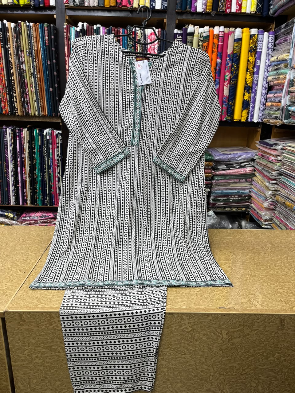 Women's Black & White Printed Lawn 2 Piece Suit